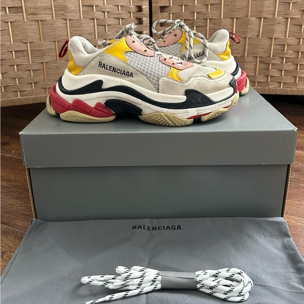 Balenciaga Triple S sneaker 🖤
